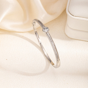 สร้อยข้อมือรูปหัวใจสีทองและสีเงินสำหรับผู้หญิง ประดับเพชรซิร์คอนขนาดเล็ก เครื่องประดับสำหรับงานปาร์ตี้ - Product Image 3