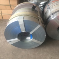 Bande d'emballage de toit en fer trempé à chaud, bande de bobine en acier, pour la construction de tuyau en acier fabriquée en chine, 10 pièces