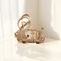 Mini porte-clés de voiture 3D de dessin animé, strass scintillants, simulation de voiture, pendentifs pour sac, mini porte-clés de voiture en métal avec logo personnalisé