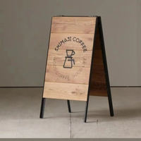 Panneau publicitaire extérieur en bois massif, design créatif en A et en chevrons, pour la publicité des cafés, panneau de bienvenue à l'entrée