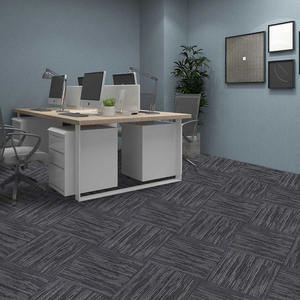 Dalles de moquette commerciales en polypropylène antidérapantes, écologiques, à coller facilement, avec support en PVC, motif puzzle moderne pour salon et bureau - Product Image 2