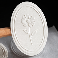 Autocollant ovale gaufré, sceau en papier gaufré rose à ligne simple minimaliste