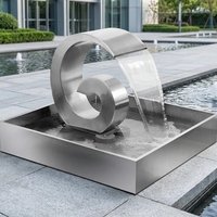 Fontaine d'eau sculptée en acier inoxydable courbé, grande, décorée, pour extérieur public, artisanat métallique sur mesure