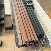 Panneaux muraux WPC co-extrudés fabriqués en Chine, panneaux muraux WPC d'extérieur, panneaux muraux décoratifs ignifuges