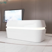 Bureau d'accueil moderne avec panneau géométrique à facettes et éclairage LED pour hall d'entreprise ou comptoir d'accueil