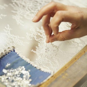 ชุดราตรีสีเขียวเข้มชุดงานพรอมแขนยาวผ้าปะติดลายดอกสีทองชุดงานพรอมซาอุดิอาระเบีย - Product Image 5