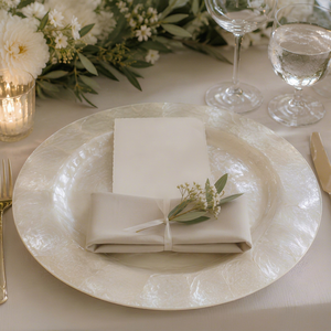 Centros de Mesa de Lujo Artesanales para Bodas, Platos Base de Conchas de Capiz Laminadas (Ostra Perla), Manteles Individuales Hechos a Mano - Product Image 1