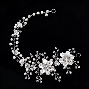 Guirlande de cheveux romantique pour mariée, décorée de fleurs en tissu, de fausses perles et de cristaux transparents, parfaite pour les coiffures de mariage. - Product Image 4