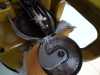 Machine à coudre industrielle à entraînement direct DS4-5 pour la couture de fourrures, idéale pour les vêtements en fourrure de vison, renard, peau de mouton et cuir.