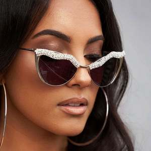 Vente en gros de lunettes de soleil pour femmes, mode luxe 2019, lunettes de soleil œil de chat avec diamants, lunettes de soleil avec strass - Product Image 1