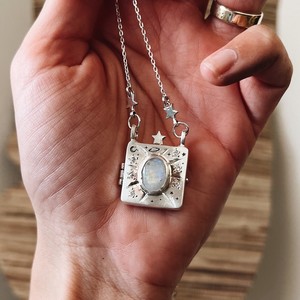 Collier pour femme tendance plaqué or, avec pendentif album 'Love Words Vows' à ouverture et fermeture, accessoires personnalisés avec mots anglais et motif lune au dos - Product Image 2