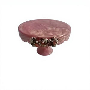 Support à gâteau rond en résine rose avec bordure florale ornée de bijoux - Product Image 1