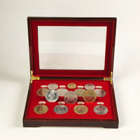 Boîte à pièces en bois brillant avec couvercle en acrylique transparent, doublure en velours rouge, logo personnalisé, 8 compartiments, boîte de présentation pour collection de pièces, cadeau souvenir