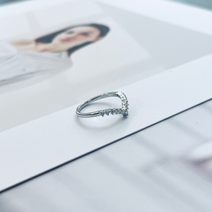 Anillo de Oro Amarillo de 18k Personalizado para Fiesta o Boda, con Diamante Cultivado en Laboratorio con Forma de Constelación, Certificado por IGI - Product Image 3