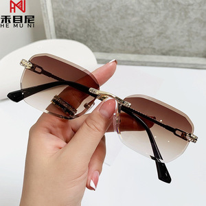 แว่นกันแดดทรงสี่เหลี่ยมไร้กรอบ รุ่นหรูหรา 8307 สำหรับผู้หญิง แบรนด์ดีไซเนอร์ กรอบไร้ขอบ เลนส์ไล่เฉดสี แฟชั่น - Product Image 5