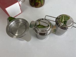 Infusore per Tè in Acciaio Inox 18/8 Extra Fine, Ecologico, <span class=keywords><strong>con</strong></span> Grande Capacità, Doppi Manici e Vassoio Raccogligocce per Teiera Sospesa - Product Image 4