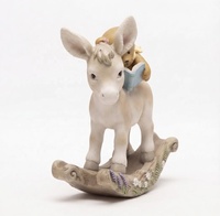 Figurine artisanale en résine personnalisée en gros, mignonnes figurines d'animaux (Âne et Ours) lisant un livre, ornement de décoration intérieure, sculpture de cheval à bascule