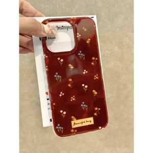 เคสโทรศัพท์ลายดอกไม้เล็กๆ สีแดงไวน์สไตล์เกาหลี สำหรับ iPhone 16 Pro Max/ 15/ 14 รุ่นใหม่ และสำหรับ iPhone 13 - Product Image 1