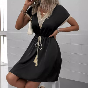 Abito a maniche corte in pizzo tinta unita con scollo a V e vita definita, lunghezza media, per il commercio elettronico transfrontaliero Primavera/Estate 2026 - Product Image 2