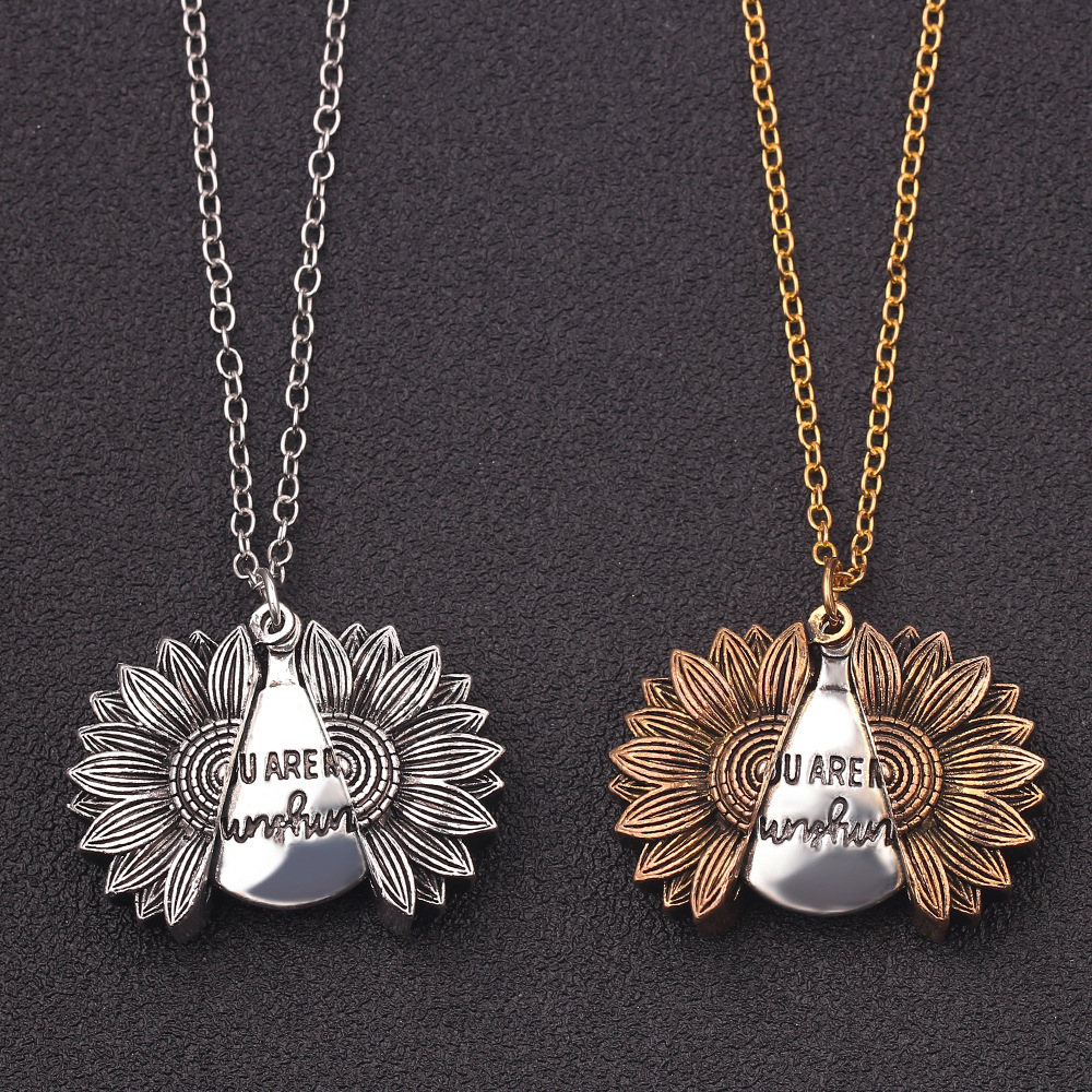 Collana Sunshine, Collana Girasole, Collana You Are My Sunshine, Collana con Foto Incisa, Collana con Medaglione Girasole in Oro, Regalo per Lei - Italia
