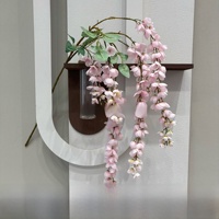 Grote hoeveelheid geparfumeerde roze zijden lotusbloemen, zachte kunstbloemen, handgemaakte bruiloft achtergrond, gangdecoratie, evenement, real touch