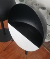 Cheminée à éthanol sur trépied hémisphérique de style européen-américain, design métallique autoportant de style nordique pour la décoration intérieure