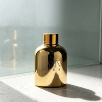 Bouteille diffuseur d'arômes avec revêtement électrolytique doré, col vissé et bouchon, et bâtonnets aromatiques personnalisables en couleur