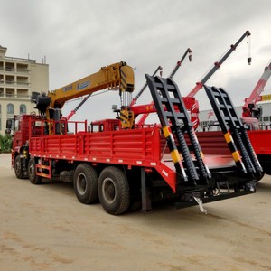 Camion grue lourd Shacman 8x4, grue télescopique de 25 tonnes, grue à flèche droite de 20 tonnes avec rampes arrière - Product Image 2