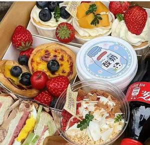 Boîte alimentaire en papier pour Noël, pour mousse, gâteau, salade, pâtisserie, en papier kraft avec poignée, estampage à chaud doré et gaufrage pour aliments - Product Image 2