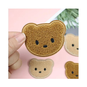 Trung Quốc Chất Lượng Tốt Nhà Máy Trực Tiếp Bán Khăn Thêu Các Bản Vá Lỗi Bán Buôn Tùy Chỉnh Dễ Thương Phim Hoạt Hình Đầy Màu Sắc Chenille Vá Gấu - Product Image 1