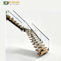 Escalier flottant sur mesure DF en bois massif, escalier superposé pour villa, loft, duplex, moderne, luxueux, avec garde-corps en verre et marches en pierre.