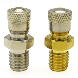 Adattatore per gonfiaggio aria in ottone da 2 pezzi con stelo della valvola all'interno del connettore per gonfiaggio pneumatici da 1/4 NPT (M) a Standard Schrader Valve (M)  34