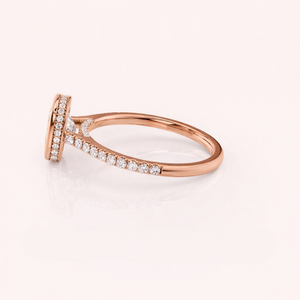 Bague de fiançailles personnalisée en or rose/blanc et or jaune 18 carats avec diamant de laboratoire taille coussin, halo et sertissage pavé - Product Image 3