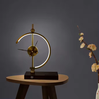 Lampe de table décorative nordique en bois avec chargeur sans fil, idéale pour le bureau, la table de chevet ou la lecture.