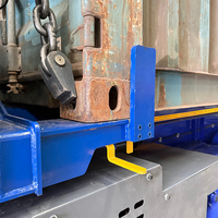 Semi-remorque porte-conteneurs 3 essieux avec élévateur latéral pour la manutention de conteneurs de 20 et 40 pieds, idéale pour la logistique portuaire et les opérations en entrepôt.