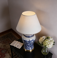 Lampe de table en porcelaine bleue et blanche d'inspiration vintage, style jarre de temple, avec abat-jour en lin plissé, 80 cm de haut