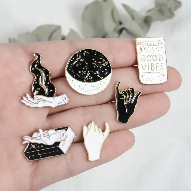 Gothic Pin Witchy Email Pin Zwart Wit Hand Maan Fase Magic Book Revers Pins Donkere Badges Cadeau Voor Heksen