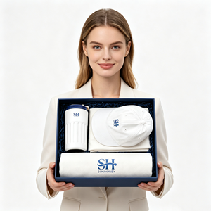 Ensemble cadeau d'entreprise haut de gamme 4 en 1 avec logo personnalisé, comprenant un gobelet, une casquette de baseball, un t-shirt et un sac en toile pour un usage quotidien des employés - Product Image 3
