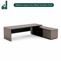 Bureau de direction moderne de luxe en forme de L, placage en bois d'ébène gris avec armoire latérale et pieds robustes en angle droit pour bureau d'entreprise