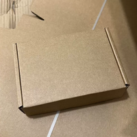 Boîte d'expédition en carton ondulé certifiée durable et écologique AT PACK pour vêtements et chaussettes, recyclable, avec logo personnalisé en relief