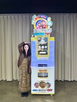 Neofuns Nouvelle Machine de Jeu d'Arcade avec Scanner de Code QR pour Téléchargement de Photos, Distributeur de Pièces Souvenirs UV DIY, Machine à Pièces Personnalisées Instantanées avec Impression Photo