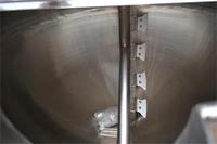 Machines industrielles de traitement des aliments 500l Chauffage à la vapeur et au gaz Bouilloire à double couche inclinée pour sauce d'assaisonnement Marmite