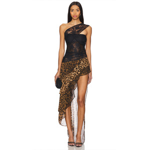 Abito da donna elegante nero in pizzo intrecciato con stampa leopardata, scollo a barca, design irregolare, lavabile ed ecologico - Product Image 1