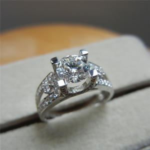 Anello di Fidanzamento F1162 in Oro Bianco con Diamante Taglio Brillante Rotondo Colore G Naturale e Diamanti Laterali per Donna - Product Image 6