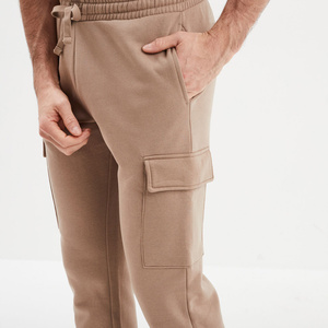 Pantalon de jogging cargo en molleton respirant, écologique, coupe décontractée et performante, avec un rangement pratique pour une activité physique quotidienne. - Product Image 4