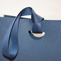 Sacs en papier cosmétiques bleu marine avec poignée en ruban, fabrication chinoise, petites quantités, vente en gros, sacs cadeaux portables