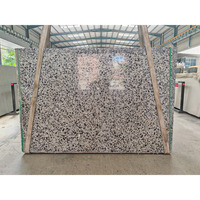 Dalles de terrazzo artificielles rétro populaires en beige, carreaux de sol en terrazzo 600x600, panneau de pierre en terrazzo pour revêtements de sol intérieurs