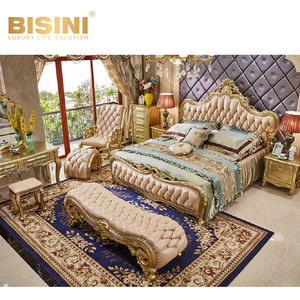 Juego de Dormitorio de Madera Maciza Tallada de Estilo Europeo Hecho a Mano, Cama Tapizada en Cuero con Detalles en Color Plateado y Dorado - Product Image 3