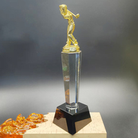 Emballage de trophée de championnat de golf en métal et cristal gravé au laser écologique en gros pour les événements sportifs haut de gamme