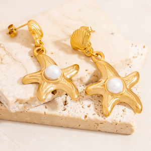 Boucles d'oreilles pendantes étoile de mer en acier inoxydable couleur or 18 carats avec perle sertie clos, pour usage quotidien - Product Image 3